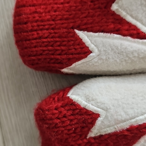 Hudson's Bay Canada Olympics Knit, Fleece Lined 'Red Mittens' Youth - Picture 6 of 9